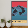 Nowoczesna grafika szczytów nad taflą jeziora. Proste linie, zimne kolory. W tle czerwone niebo i zachód słońca. Na dole na zółtym tle napis Morskie Oko.