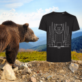 Zdjęcie niedźwiedzia brunatnego, patrzącego na czarną koszulkę, z krótkim rękawem. Na ubraniu jest nowoczesna grafika. Biały kontur niedźwiedzia, na tle lasu.