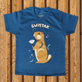 Ciemno niebieska, luźna koszulka, z krótkim rękawem. Dla dzieci. Na środku, urocza grafika, świstaka, który trzyma w łapce biały kwiat. Na górze żółty napis świstak.