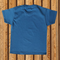 Tył ciemno niebieskiej koszulki, z krótkim rękawem. Luźny krój, dla dzieci.