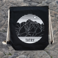 Czarny, materiałowy worek/plecak na białych sznurkach. Średniej wielkości. Otwierany na ściągacz ze sznurka. Na środku okrągła grafika, przedstawiająca szczyty gór, w formie białych lini. Tafla jeziora na dole i napis Tatry.
