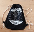 Czarny, materiałowy worek/plecak na białych sznurkach. Średniej wielkości. Otwierany na ściągacz ze sznurka. Na środku okrągła grafika, przedstawiająca szczyty gór, w formie białych lini. Tafla jeziora na dole i napis Tatry.