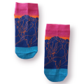 Skarpetki stopki z nowoczesną grafiką Morskiego Oka. Niebieskie szczyty, na tle różowo-pomarańczowego nieba i zachodzące słońce. Na dole tafla jeziora. Pod stopą napis Morskie Oko.