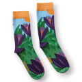 Skarpetki długie z grafiką kwiatów krokusów. Grafika przedstawia fioletowe kwiaty na zielonej łące, w tle błękit. Ściągacz jest kontrastowo, jasno pomarańczowy, tak samo jak napis na dole stopy BazaTatry.