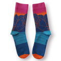 Skarpetki długie z nowoczesną grafiką Morskiego Oka. Niebieskie szczyty, na tle różowo-pomarańczowego nieba i zachodzące słońce. Na dole tafla jeziora. Pod stopą napis Morskie Oko.