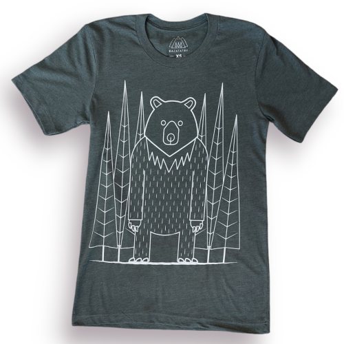 Koszulka z krótkim rękawem. Melanżowa zieleń, luźny krój, sprawia wrażenie idealnej na upalne dni. Nowosne grafika niedźwiedzia na środku.