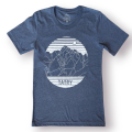 Granatow, luźna koszulka, z krótkim rękawem. Na środku, nowoczesna grafika. W formie koła, biały kontur szczytów gór, na dole tafla jeziora.