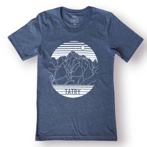 Granatow, luźna koszulka, z krótkim rękawem. Na środku, nowoczesna grafika. W formie koła, biały kontur szczytów gór, na dole tafla jeziora.