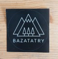 Czarna, kwadratowa naklejka z logo firmy. Biały kontur trzech szczytów, na dole trzy drzewka iglaste i napis bazatatry.