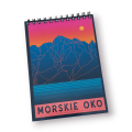 Mały , poręczny notes, łączony u góry spiralą. Nowoczesna grafika kontórów szczytów, na tle różowo-czerwonego nieba. Zachodzące słońce.  Na dole niebieska tafla wody. I napis Morskie Oko. Ciepłe, jaskrawe kolory.