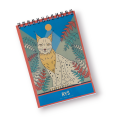 Mały notes, łączony u góry spiralą. Nowoczesna grafika, przedstawia siedzącego rysia. Zwierze ma jasne, żółto-beżowe barwy i sprawia wrażenie przyjazdnego. W tle kolorowe paprocie. Na dole napis ryś.