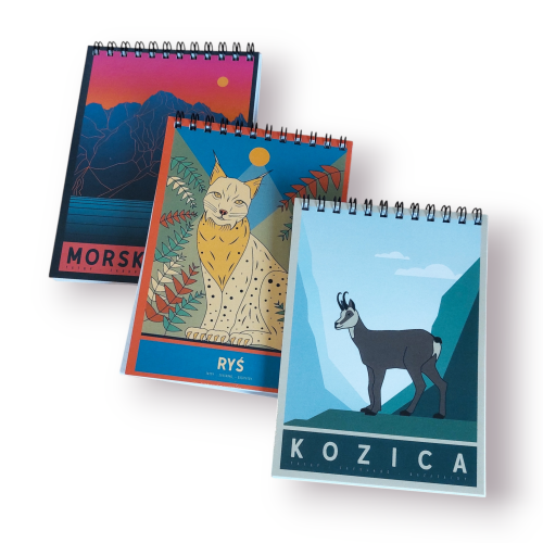 Trzy małe notesy, łączone na spirali u góry. Grafiki to kozica górska, ryś i Morskie Oko na tle zachodzącego słońca.