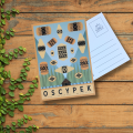 Kartka pocztowa, z nowoczesną grafiką oscypków. Sery mają rożne kształty, w tle górskie szczyty i drewniana bacówka pośrodku lasu. Na dole napis: oscypek.