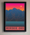 Nowoczesna grafika szczytów nad taflą jeziora. Proste linie, ciepłe kolory. W tle różowo-pomarańczowe niebo i zachód słońca. Na dole na czerwonym tle napis Morskie Oko.