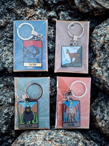 Solidny, ręcznie emaliowany brelok z pięknymi tatrzańskimi grafikami wyprodukowany w Polsce.