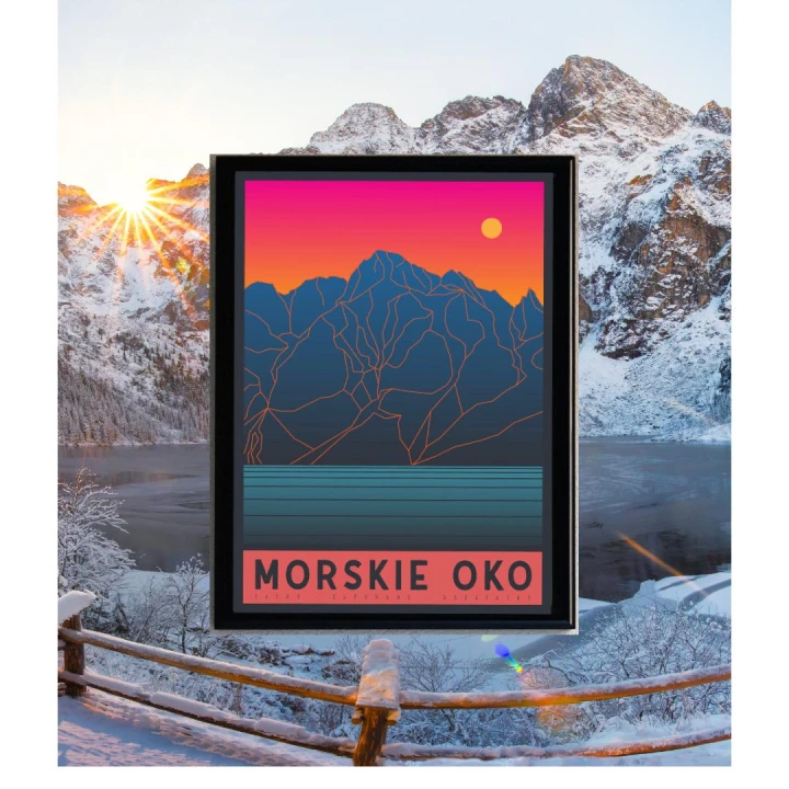 Nowoczesna grafika szczytów nad taflą jeziora. Proste linie, ciepłe kolory. W tle różowo-pomarańczowe niebo i zachód słońca. Na dole na czerwonym tle napis Morskie Oko.