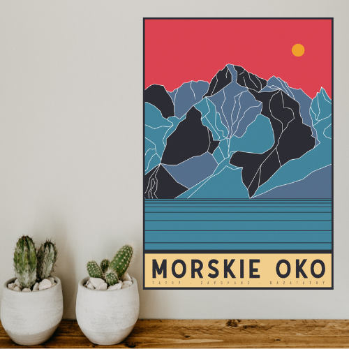 Nowoczesna grafika szczytów nad taflą jeziora. Proste linie, zimne kolory. W tle czerwone niebo i zachód słońca. Na dole na zółtym tle napis Morskie Oko.