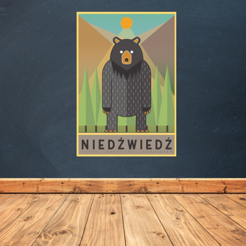 Nowoczesna grafika niedźwiedzia brunatnego, stojącego na dwóch łapach. W tle szczyty gór i las iglasty. Zwierze oświetla promień zachodzącego słońca. Na dole napis niedźwiedź. Zimne kolory, natury.