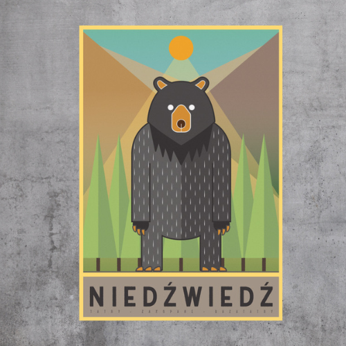 Nowoczesna grafika niedźwiedzia brunatnego, stojącego na dwóch łapach. W tle szczyty gór i las iglasty. Zwierze oświetla promień zachodzącego słońca. Na dole napis niedźwiedź. Zimne kolory, natury.