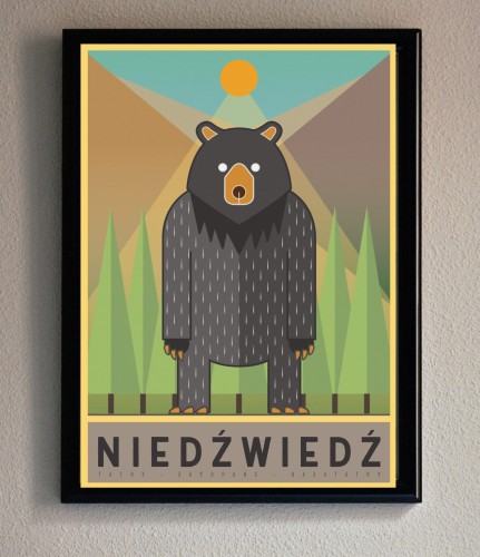 Nowoczesna grafika niedźwiedzia brunatnego, stojącego na dwóch łapach. W tle szczyty gór i las iglasty. Zwierze oświetla promień zachodzącego słońca. Na dole napis niedźwiedź. Zimne kolory, natury.