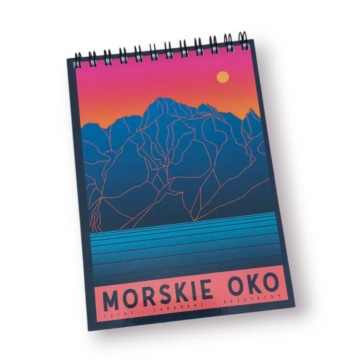 Mały , poręczny notes, łączony u góry spiralą. Nowoczesna grafika kontórów szczytów, na tle różowo-czerwonego nieba. Zachodzące słońce.  Na dole niebieska tafla wody. I napis Morskie Oko. Ciepłe, jaskrawe kolory.