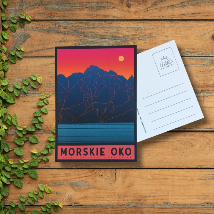 Kartka pocztowa z nowoczesną grafiką Morskiego Oka. Niebieskie szczyty, nad czerwono-różowym niebem. Na dole tafla jeziora i napis Morskie Oko.
