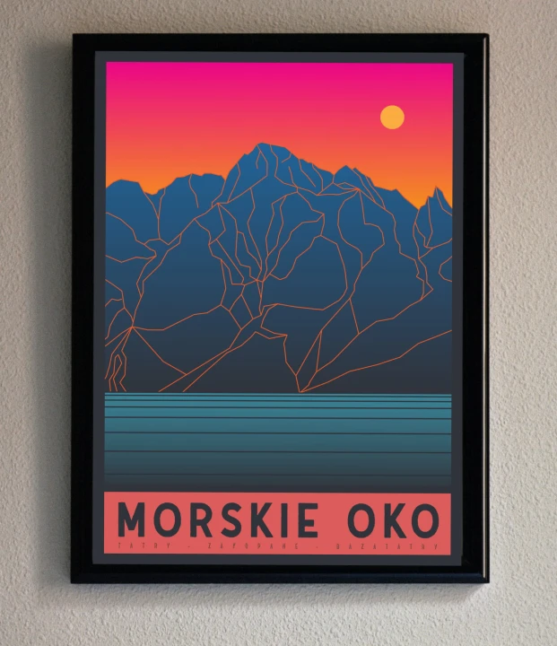 Nowoczesna grafika szczytów nad taflą jeziora. Proste linie, ciepłe kolory. W tle różowo-pomarańczowe niebo i zachód słońca. Na dole na czerwonym tle napis Morskie Oko.