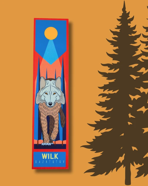 Papierowa zakładka z nowoczesną grafiką samotnego wilka, na tle zachodzącego słońca w górach. na dole napis wilk, bazatatry.